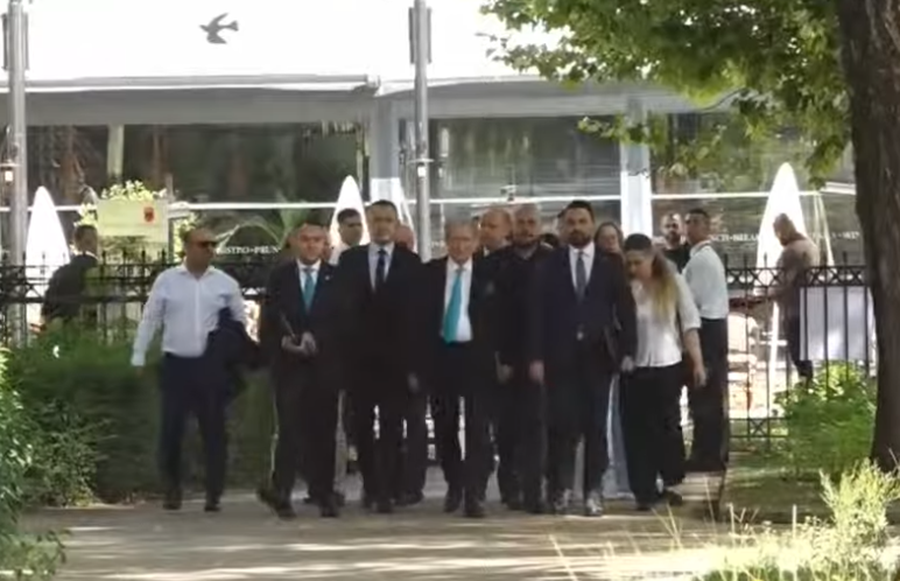 Berisha dhe t&euml; vet&euml;t mb&euml;rrijn&euml; n&euml; Kuvend, kreu i