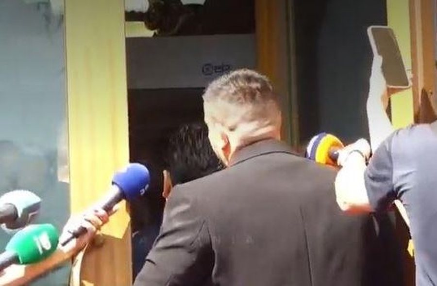 Agron Shehaj nuk lejohet t&euml; futet n&euml; Parlament, p&euml;rplaset me