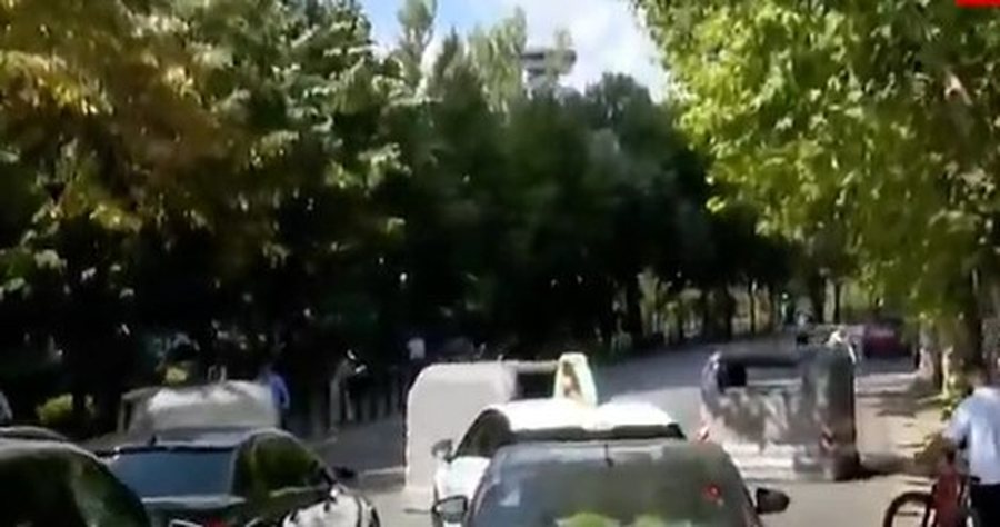 Protestuesit ndryshojn&euml; metod&euml;, bllokojn&euml; qarkullimin me koshat e