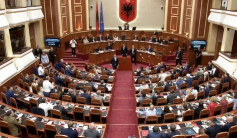 Tensione n&euml; Kuvend! Kapri k&euml;rkon fjal&euml;n n&euml; foltore por