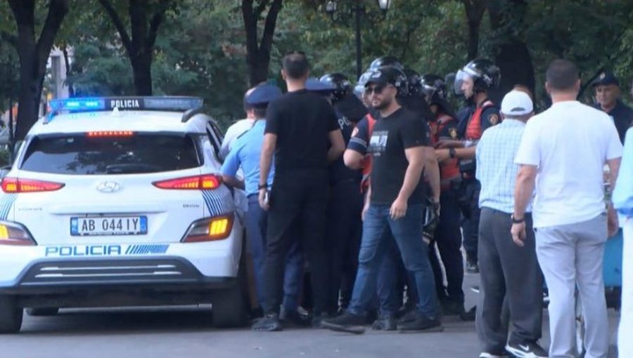 Situat&euml; e tensionuar para Kuvendit, nj&euml; qytetar shoq&euml;rohet nga
