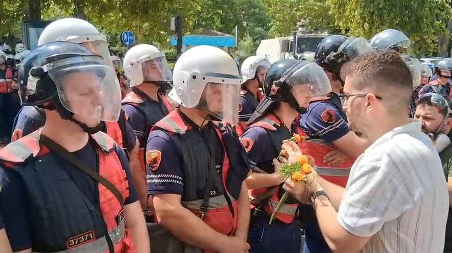 FOTO-LAJM/ Po b&euml;jn&euml; paqe? Protestuesit u dhurojn&euml; lule