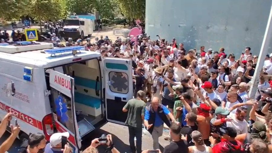 Humbi ndjenjat gjat&euml; tubimit, nj&euml; protestues transportohet me