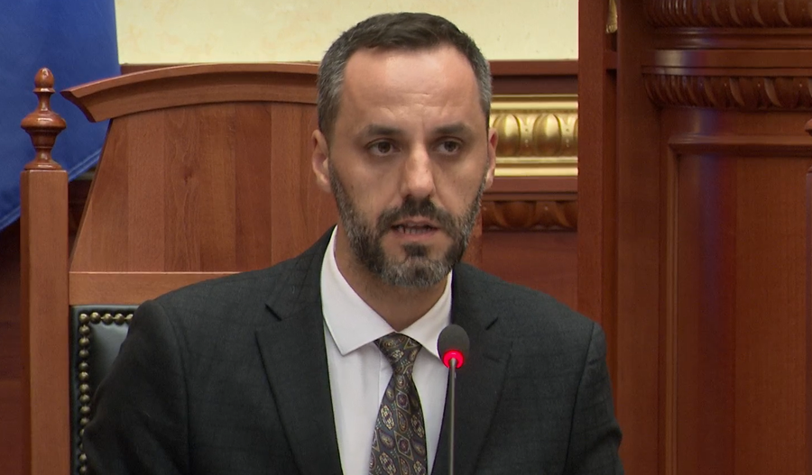 Djegie n&euml; trup nga uji i policis&euml;? Ministri Lamallari nga salla e