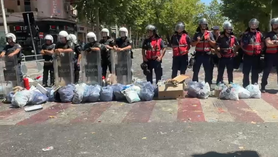 Protestuesit mbledhin mbeturinat e hedhura gjat&euml; p&euml;rplasjeve, qeset i