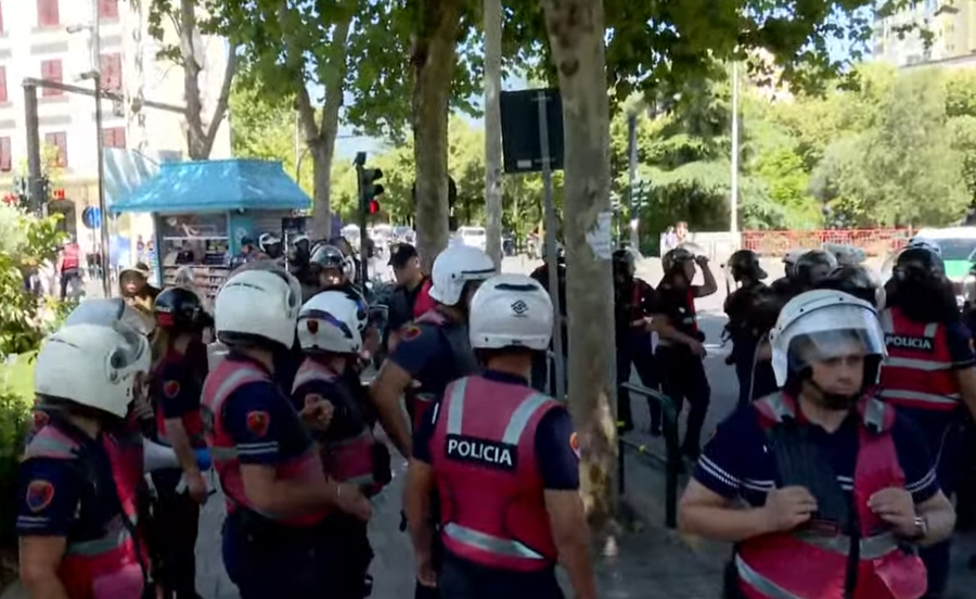 TENSIONE jasht&euml; Kuvendit, policia shoq&euml;ron edhe 4 protestues t&euml;