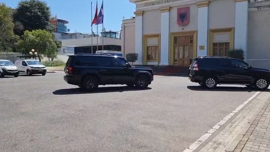 Edi Rama mb&euml;rrin n&euml; Parlament, rinis seanca plenare, tensionohet