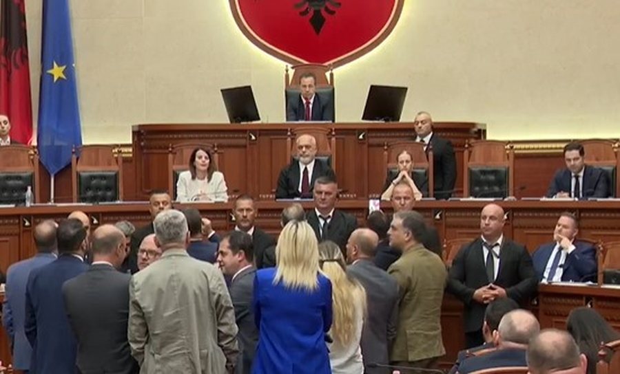 Kaos jasht&euml; Kuvendit, shoq&euml;rohen dy protestues t&euml; tjer&euml;!