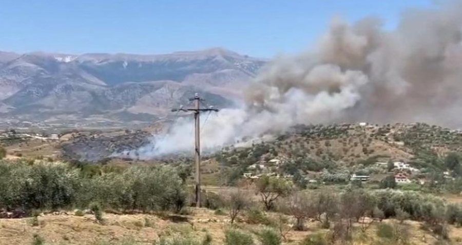 Vat&euml;r zjarri n&euml; Finiq, era e fort&euml; favorizon flak&euml;t, n&euml;