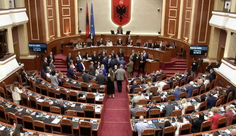 Rinis me tensione seanca n&euml; Kuvend, mazhoranca kalon n&euml; votim