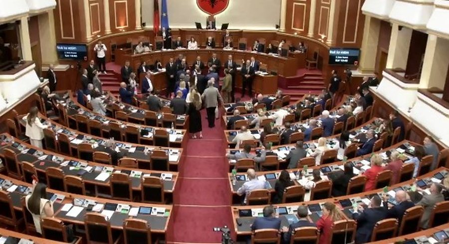 Mbyllet seanca plenare, t&euml; gjitha rezolutat dhe projektligjet n&euml; rend
