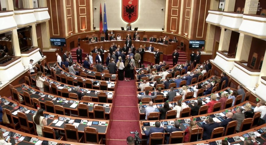 Protestat n&euml; sall&euml; kund&euml;r Ram&euml;s dhe hedhja e ujit kundrejt