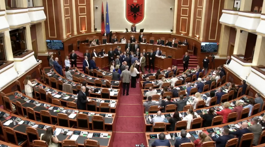 Kuvendi voton vet&euml;m me karton&euml;t e PS-s&euml;, kalojn&euml; rezolutat