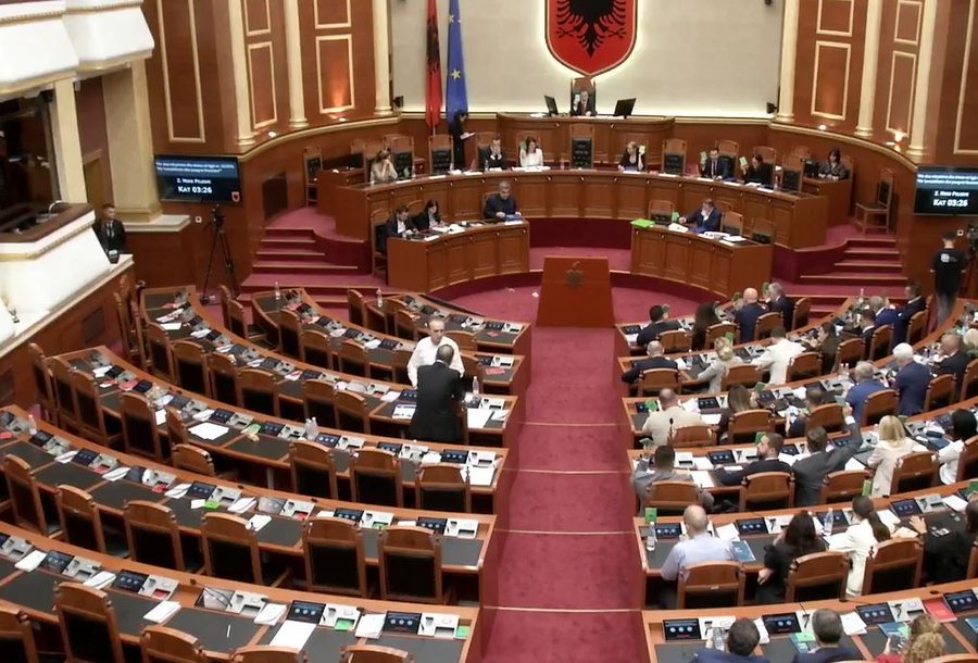 Mazhoranca kaloi rendin e dit&euml;s, opozita braktis seanc&euml;n!