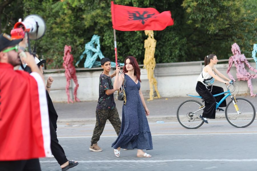 Protesta para parlamentit, gazetarja shoq&euml;rohet n&euml; Komisariatin Nr.1,
