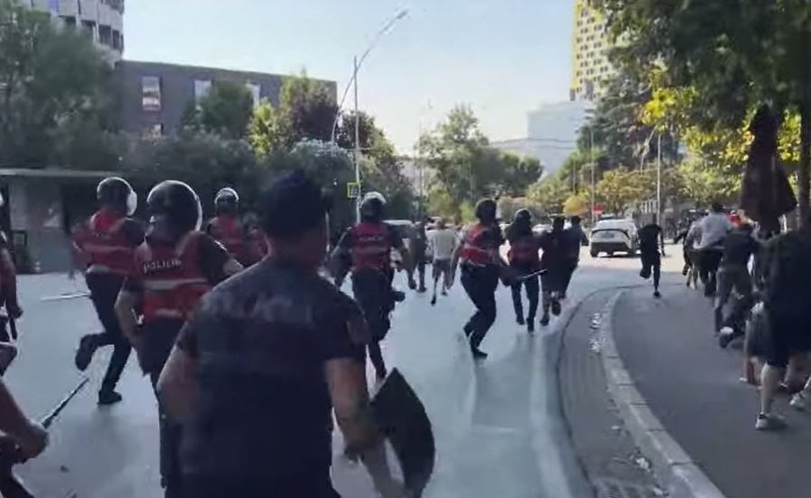 Tensionohet s&euml;rish protesta, policia ndjek k&euml;mba-k&euml;mb&euml;s