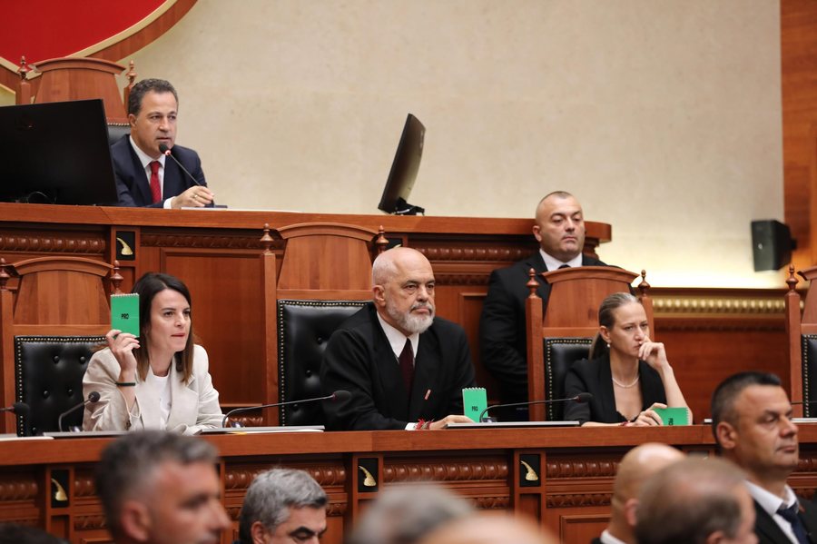 Kaos n&euml; sall&euml; dhe jasht&euml; Parlamentit, E PLOT&Euml;: Sot u
