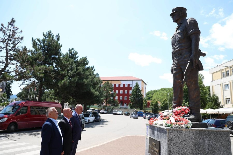 Tropoja nderon bijt&euml; q&euml; ju bashkuan luft&euml;s p&euml;r lirin&euml; e