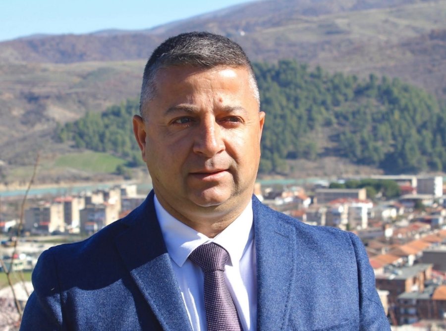 Albert Malaj kund&euml;r shkrirjes s&euml; bashkis&euml; s&euml; tij: Memaliaj