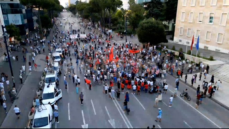 Mbahet protesta e radh&euml;s n&euml; Tiran&euml;, qytetar&euml;t thirrje