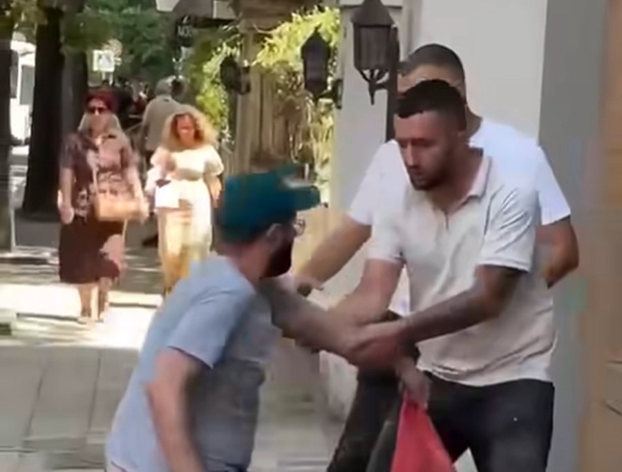 "Zoti Minist&euml;r, ky &euml;sht&euml; terror", Lamallari i