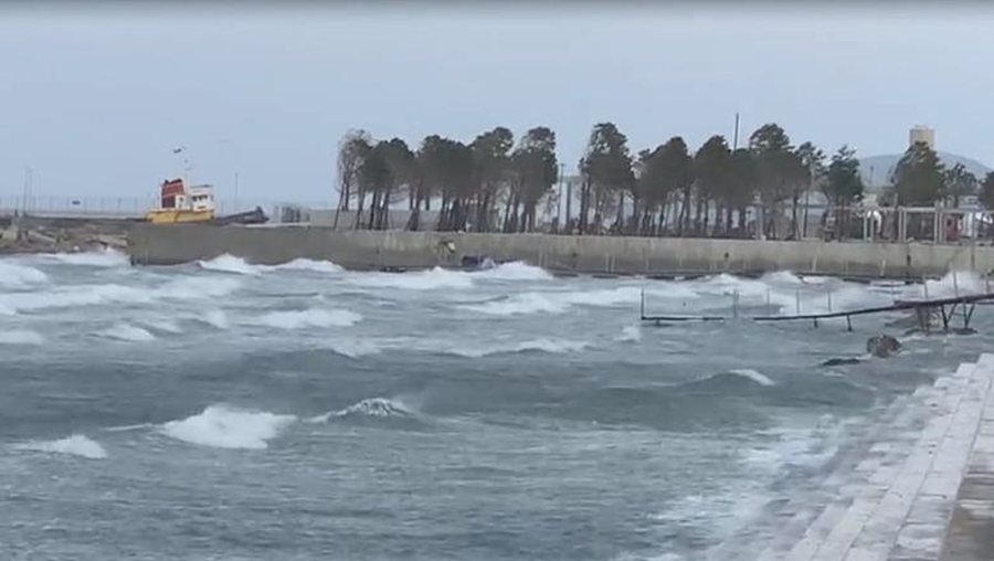 Sot pritet stuhi, Vlora e Saranda ndalojn&euml; daljen n&euml; det t&euml;