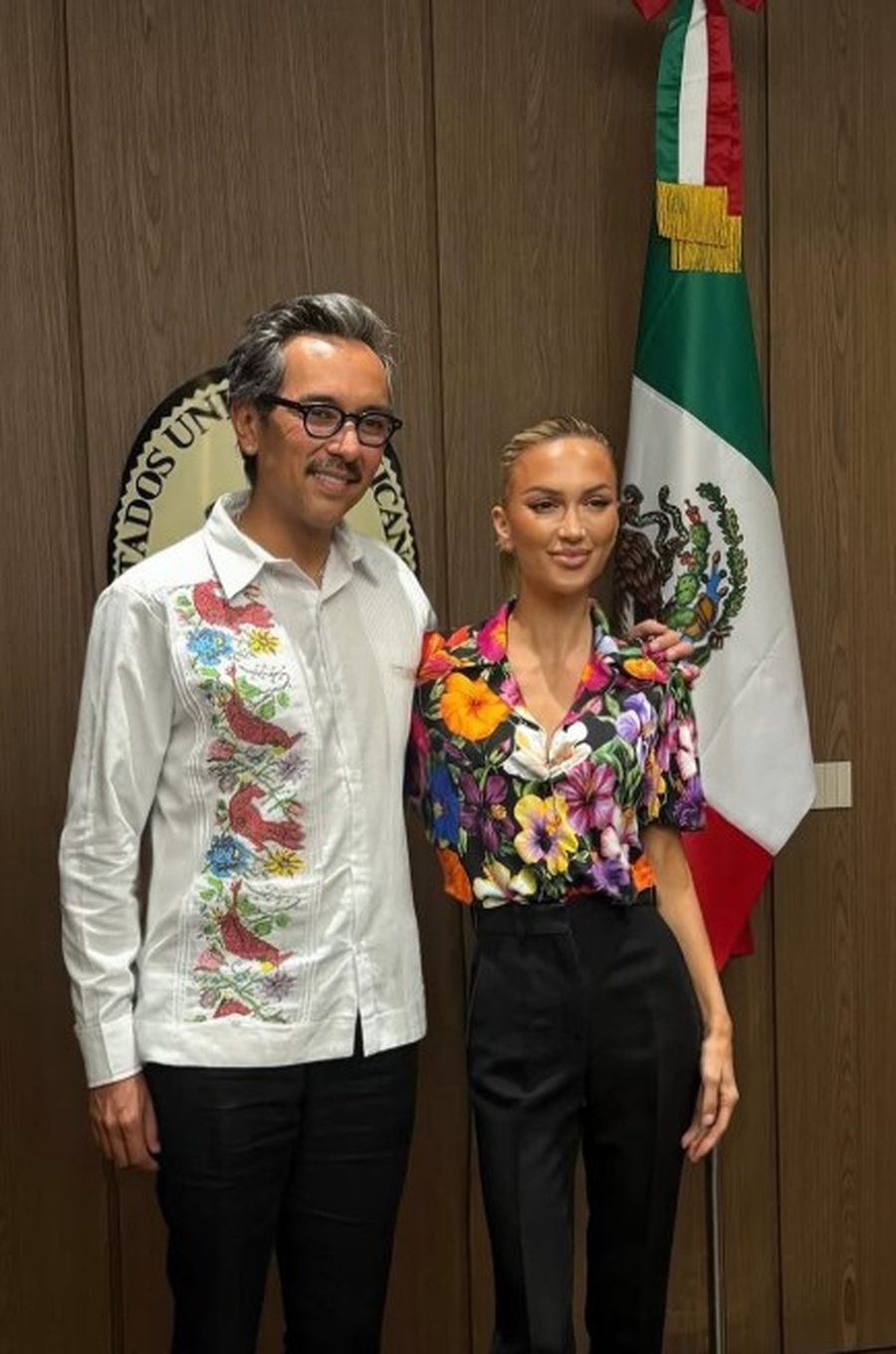 E buzëqeshur dhe elegante, Lori Hoxha shfaqet për herë të