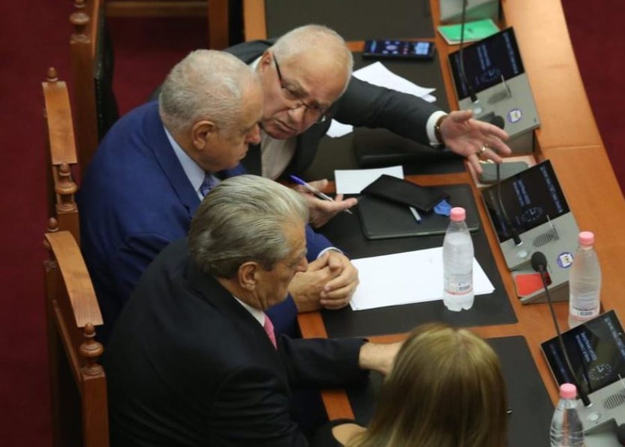 Berisha tha se protestuesve iu hodh&euml;n l&euml;nd&euml; kimike,