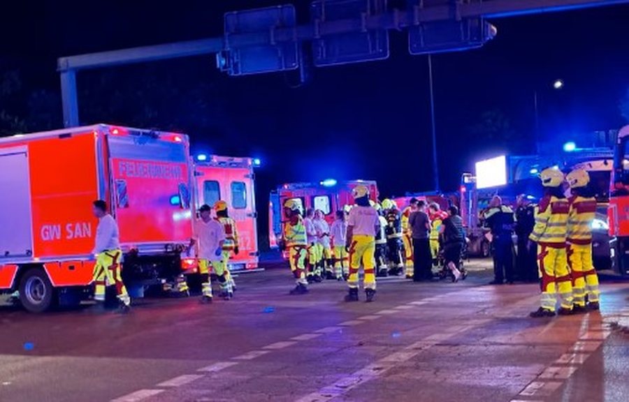 Automjeti futet mes turm&euml;s dhe p&euml;rplaset me disa persona, nj&euml; i