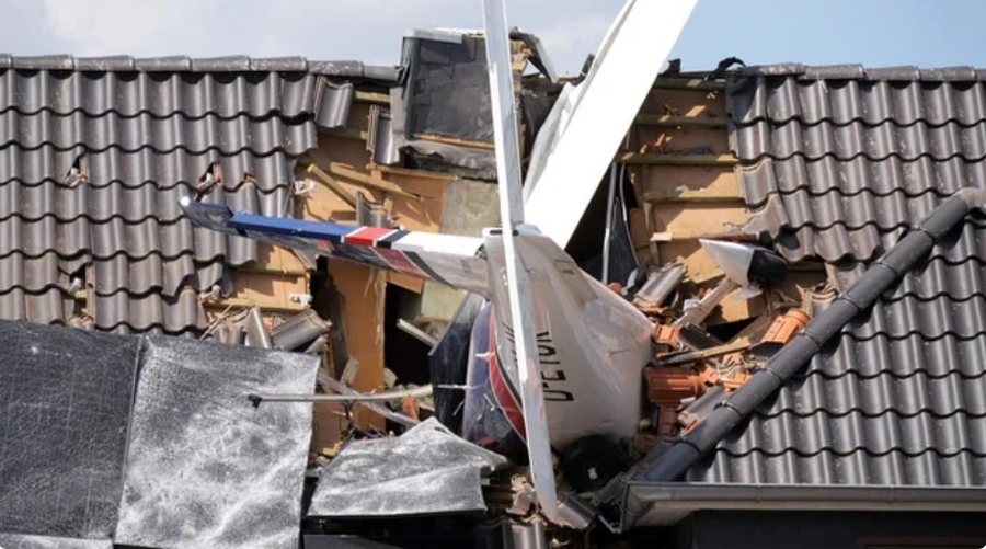 Aeroplani i vog&euml;l rr&euml;zohet mbi &ccedil;atin&euml; e nj&euml;