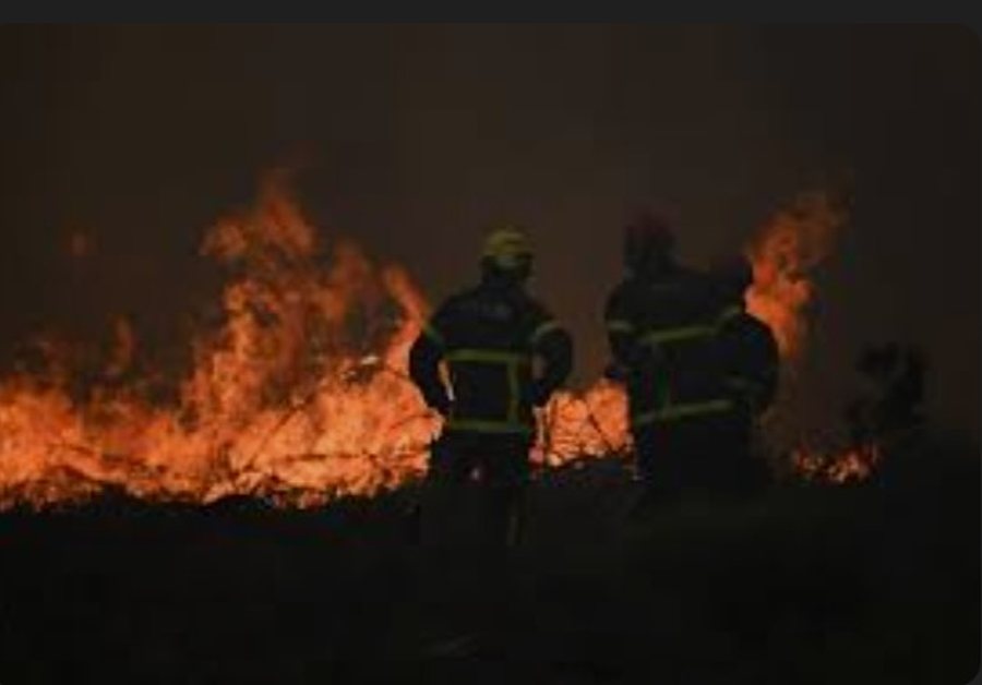 Flak&euml;t &ldquo;pushtojn&euml;&rdquo; Franc&euml;n, zjarri detyron evakuimin
