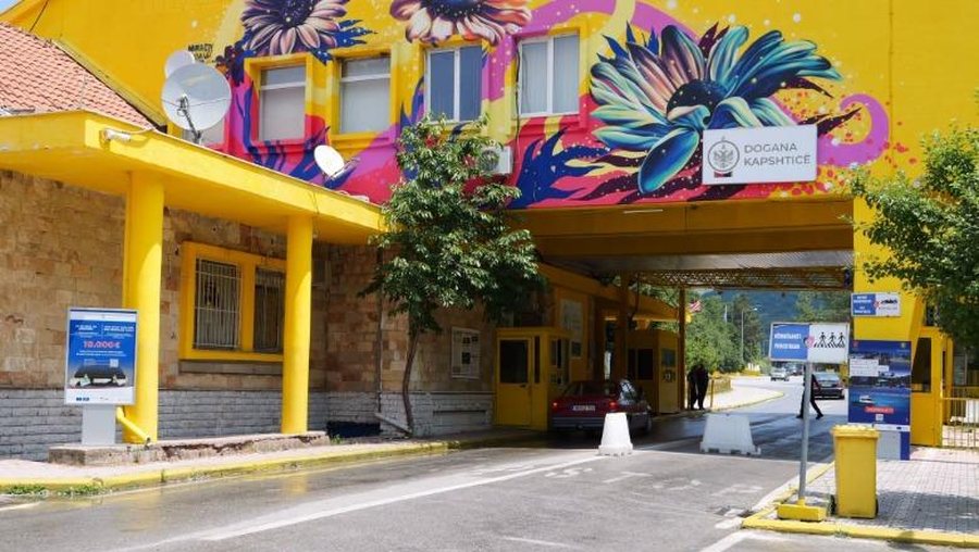 Greva e punonj&euml;sve grek&euml; mbyll Kapshtic&euml;n, nes&euml;r pezullohet