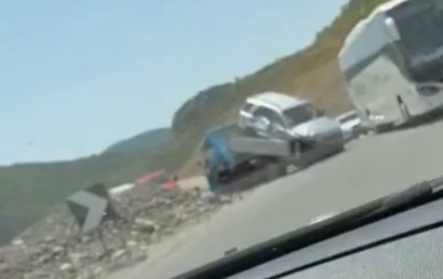 Aksidentohet karrotreci n&euml; aksin Librazhd-Elbasan, shkoi p&euml;r t&euml;