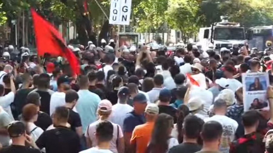 Qytetar&euml;t mblidhen n&euml; dit&euml;n e 57-t&euml; t&euml; protest&euml;s,