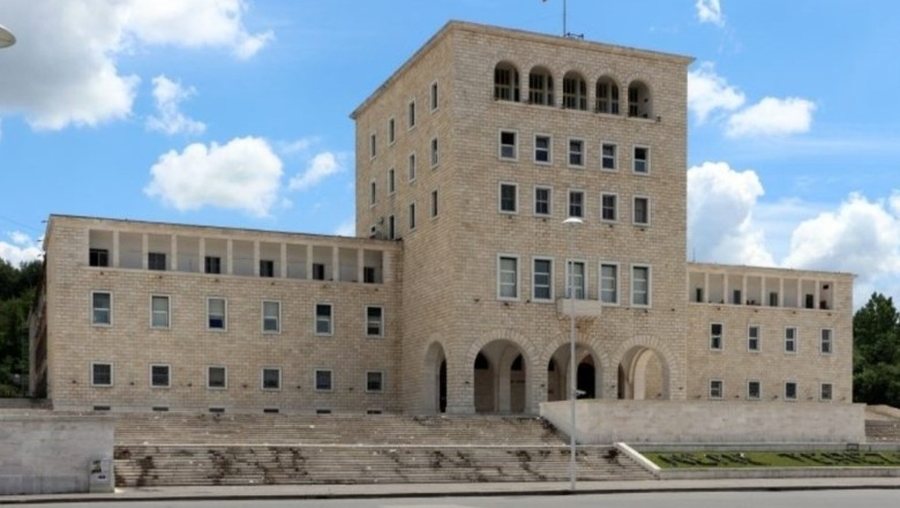 Nisin sot aplikimet n&euml; universitete, maturant&euml;t kan&euml; 6 dit&euml;