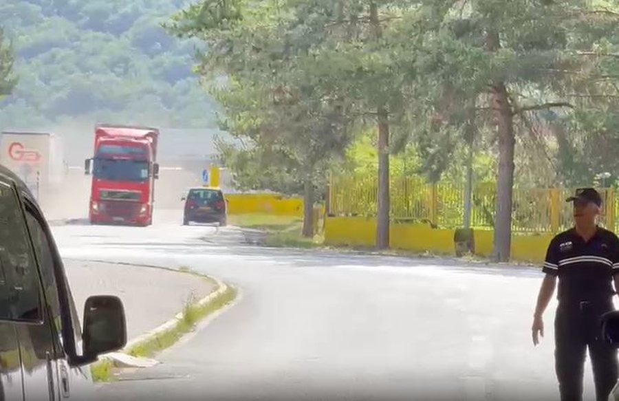 Pas 4 or&euml;sh bllokim nga greva e grek&euml;ve, rihapet Kapshtica, vijon