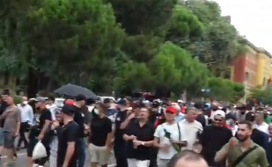 Protestuesit ndryshojn&euml; vendndodhjen, zhvendosen te Ministria e Brendshme