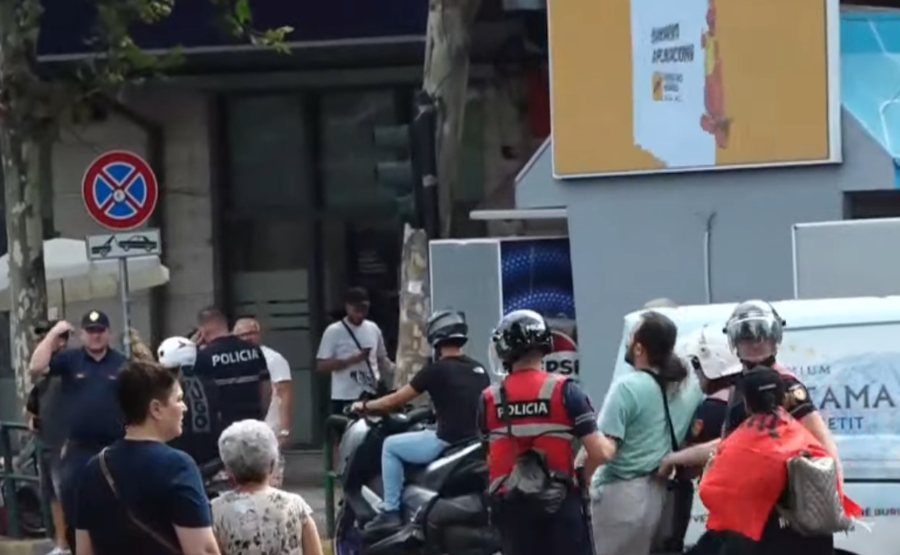 Protestuesit ndahen n&euml; disa grupe, tentojn&euml; t&euml;