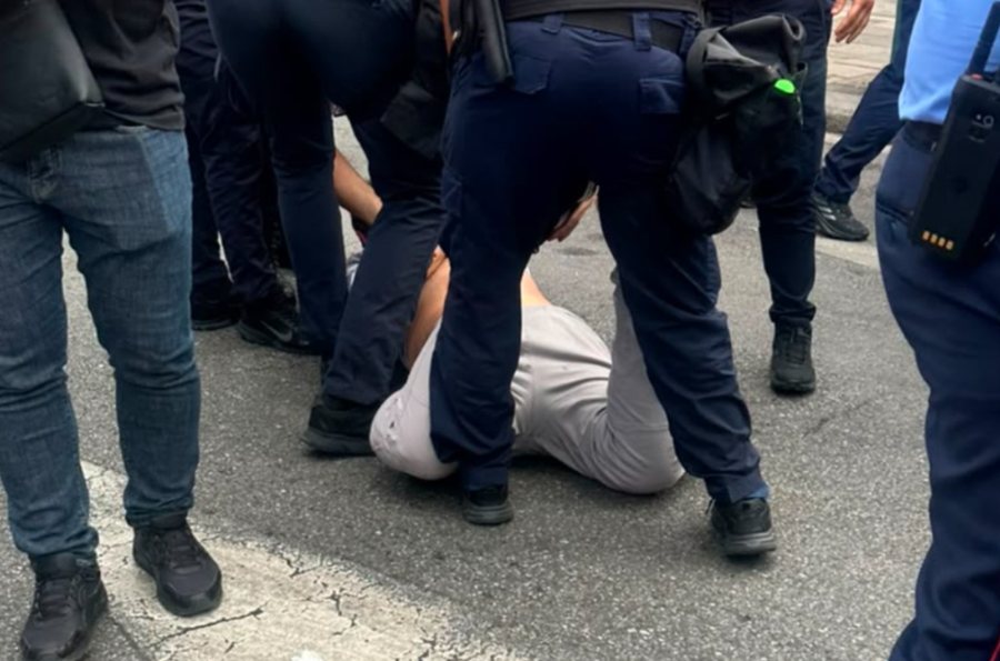 Protestuesit ndahen n&euml; disa grupe, tentojn&euml; t&euml;