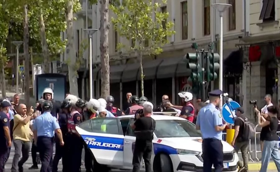 Protestuesit ndahen n&euml; disa grupe, tentojn&euml; t&euml;