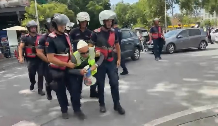 VIDEO/ Strategji e Policis&euml; p&euml;r t&euml; mbyllur protest&euml;n?!
