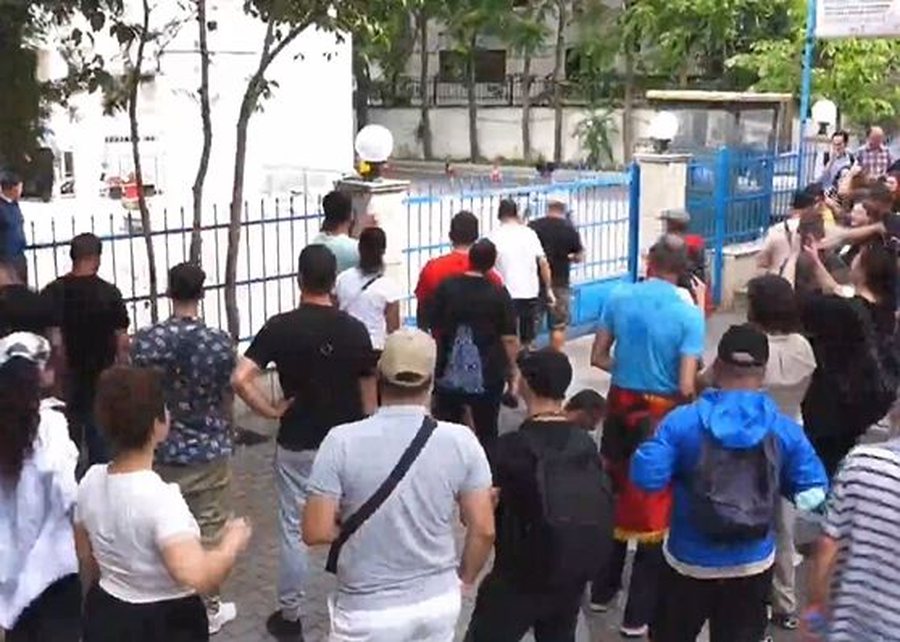 Blut&euml; &ldquo;ngrit&euml;n n&euml; aj&euml;r&rdquo; Arben Kol&euml;n e
