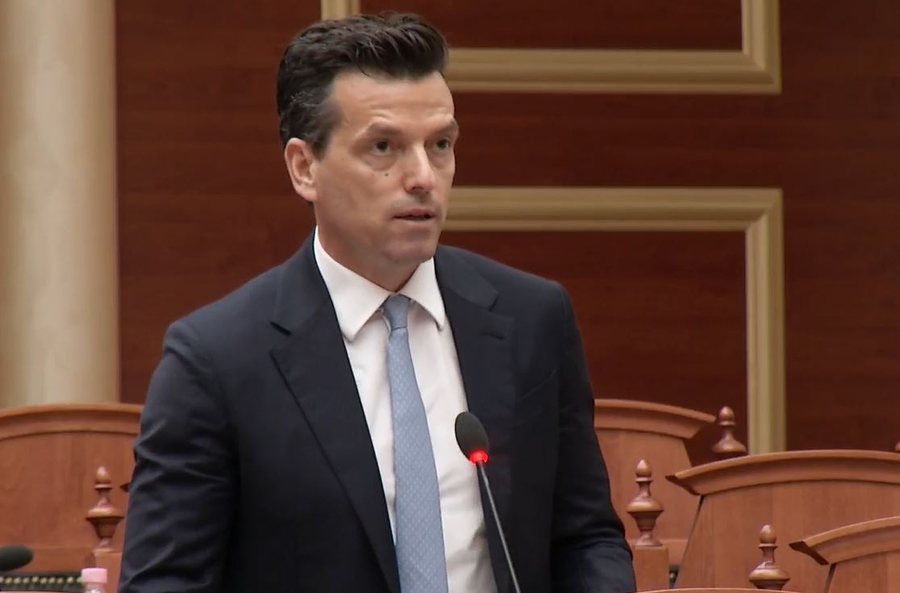 Nuk u lejua t&euml; futej t&euml; enjten n&euml; Parlament, Agron Shehaj