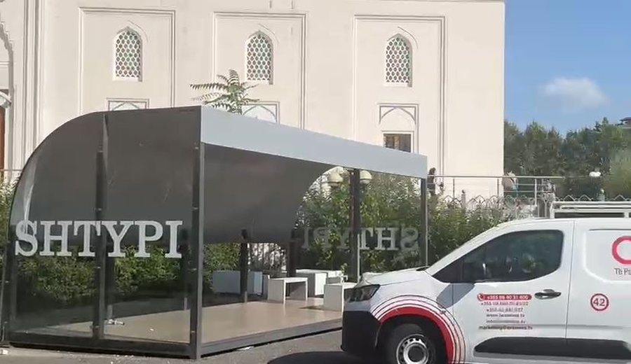 Mbyllet seanca e fundit plenare, protestuesit u b&euml;jn&euml; prit&euml;