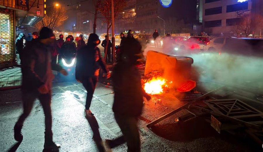 Mor&euml;n pjes&euml; n&euml; protestat antiqeveritare, Irani ekzekuton dy
