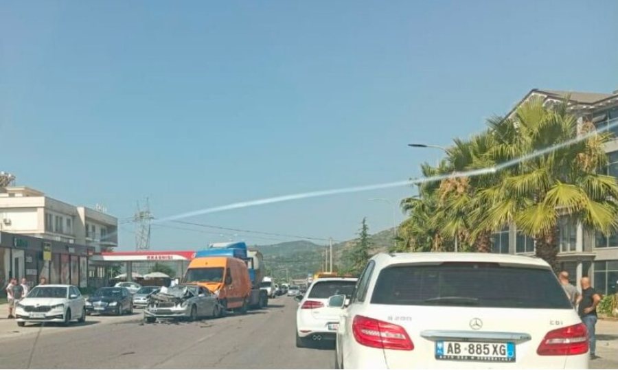 Aksident i kat&euml;rfisht&euml; n&euml; hyrje t&euml; Elbasanit, dyshohet