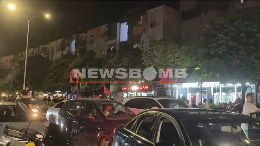 Marshim n&euml;p&euml;r rrug&euml;t e Tiran&euml;s, protestuesit