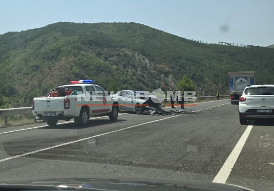 FOTO/ BMW p&euml;rplaset me kamionin n&euml; autostrad&euml;n e Milotit, mjetet