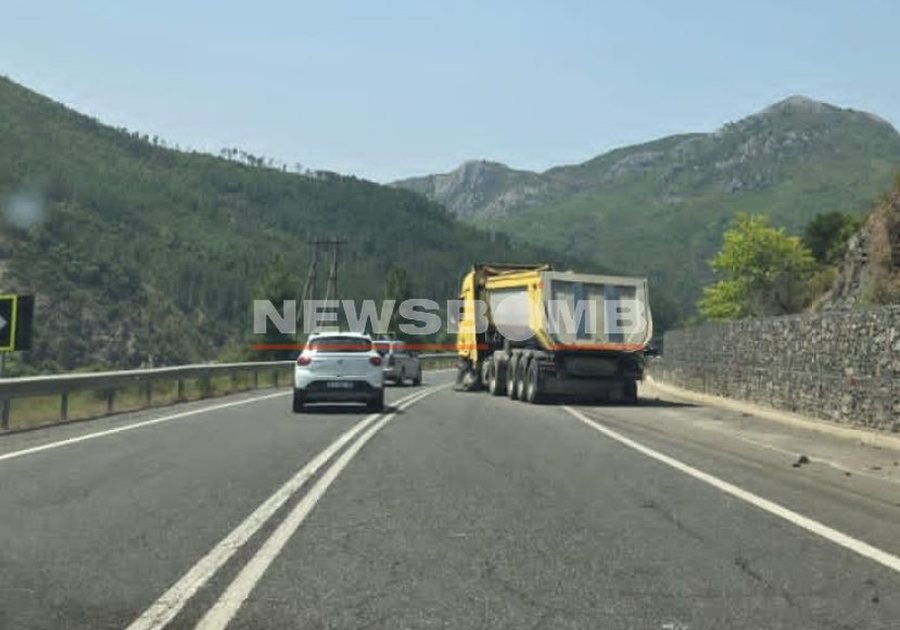 FOTO/ BMW p&euml;rplaset me kamionin n&euml; autostrad&euml;n e Milotit, mjetet