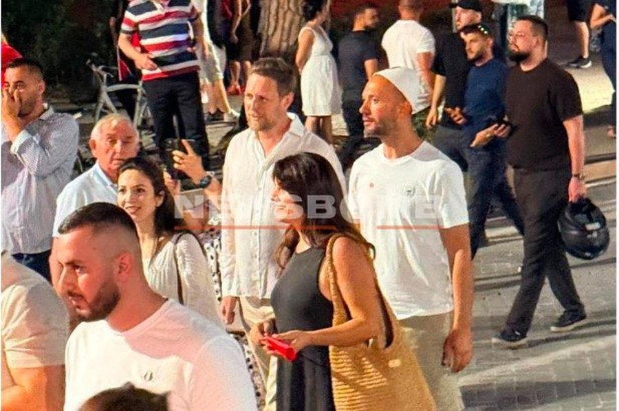 Princ Leka dhe Blerta Celibashi krah qytetar&euml;ve n&euml; dit&euml;n e